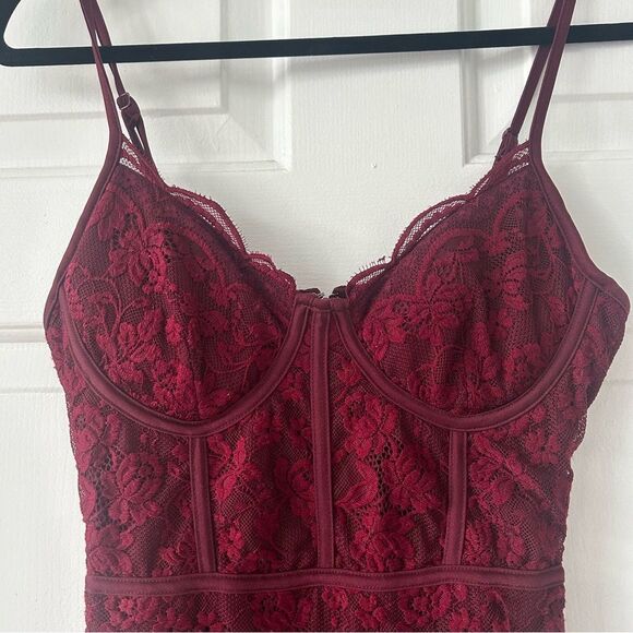 Red scalloped Lace Cocktail Dress with Boning Corset - Picture 9 of 10